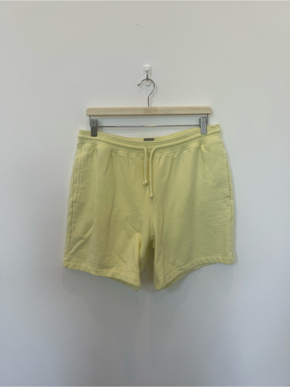 GAP Men's Medium Drawstring Athletic Sweat Shorts in Pale Yellow